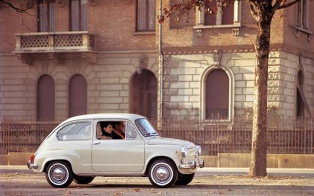 Het laatst geproduceerde model van de Fiat 600 rijdt door een Italiaanse straat