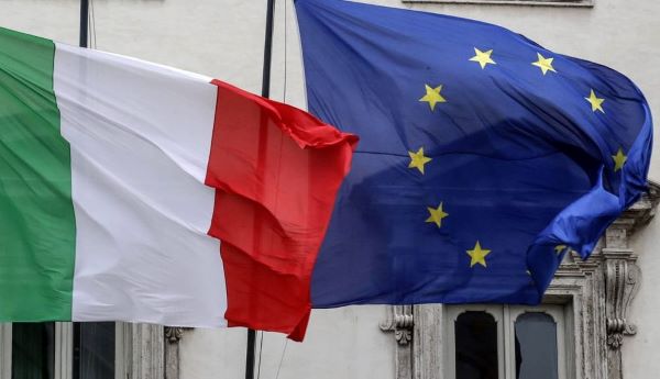 De Italiaanse en de Europese vlag wapperen naast elkaar