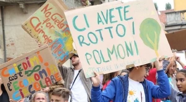 Klimaatprotest van Italiaanse leerlingen die protestborden omhoog houden